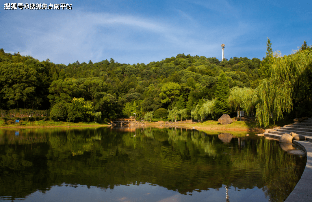 景觀:南靠秀峰山公園,西倚鵝羊山公園,往西約1300米可達湘江風光帶