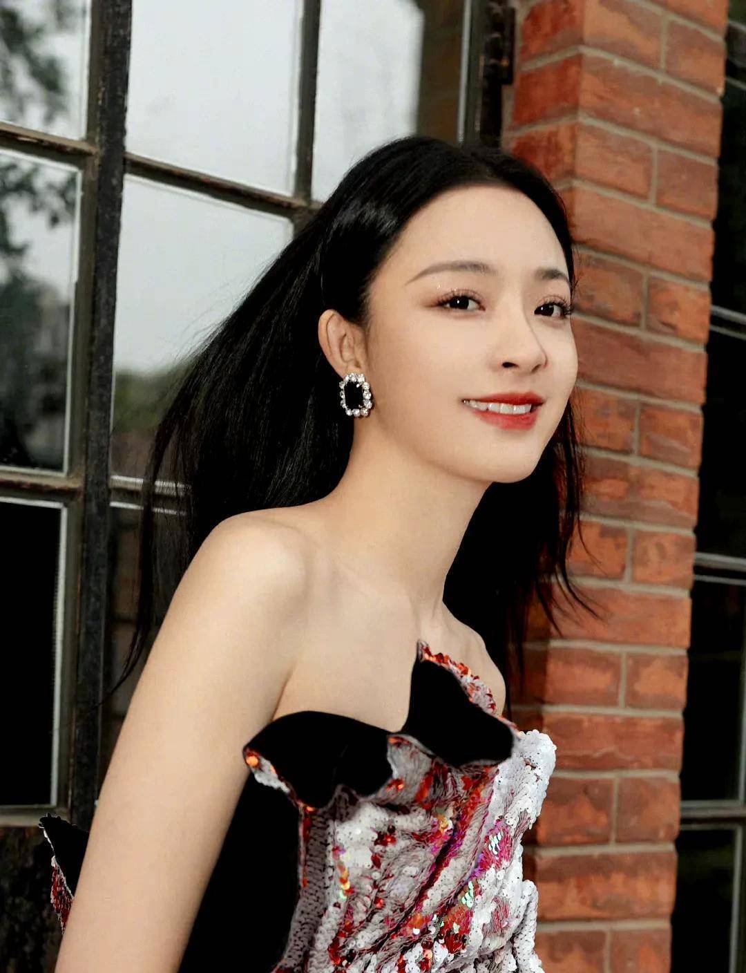 微博之夜女明星穿薄纱走红毯,刘亦菲刘诗诗气质出众,杨幂好辣_沈月