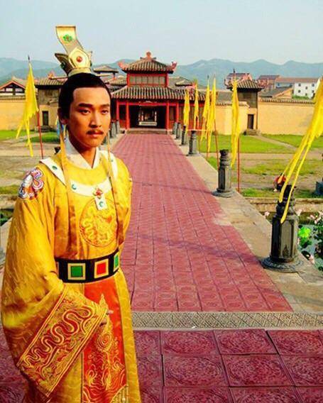 当时的越南李朝,已由开国之初强盛的大一统王朝,衰落到权臣把持朝政的