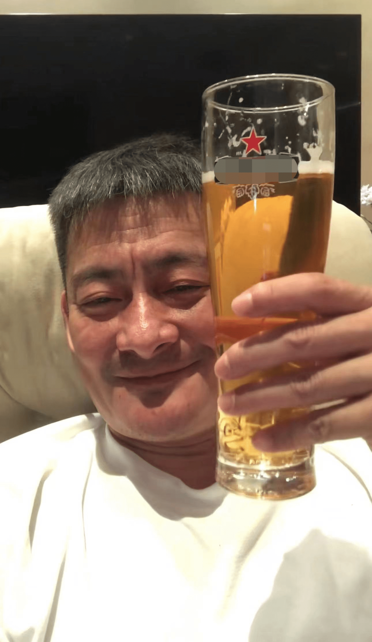 近60岁景岗山,大杯喝酒一口闷,脸上爬满血蚯蚓太吓人_网友_不知道