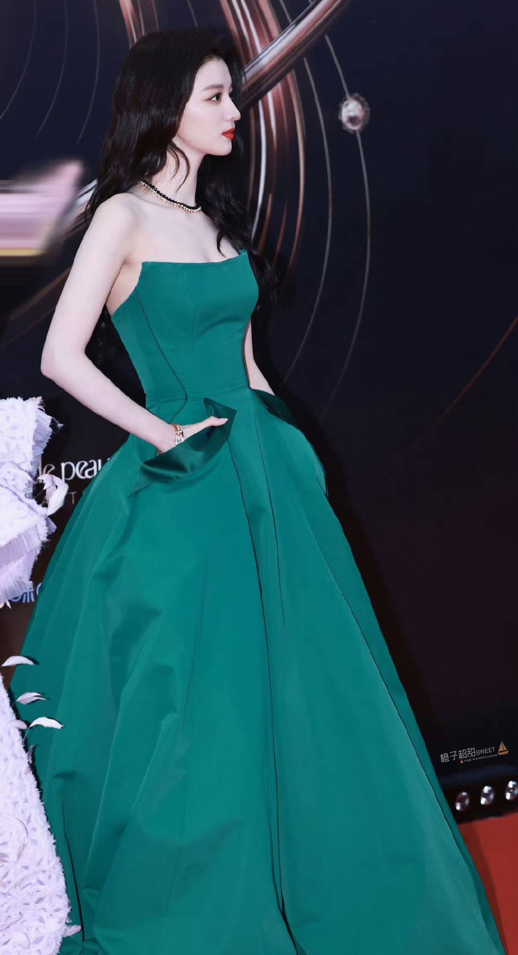 女星王楚然穿银色碎钻礼服出席活动,齿白唇红,粉妆玉琢,明眸善睐_长裙