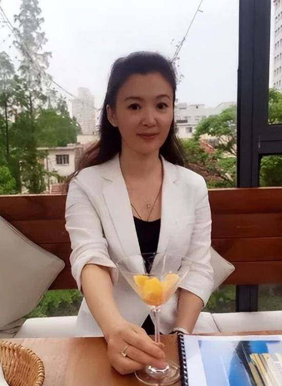 池华琼正在另一个圈子里闪闪发光_陈菲_父亲_梦想