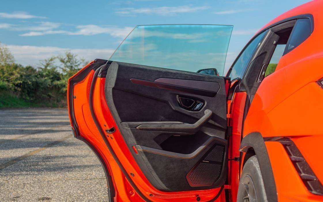 兰博基尼urus的前后车门均属于无框门布局,开门和关门的那一刻,会瞬间