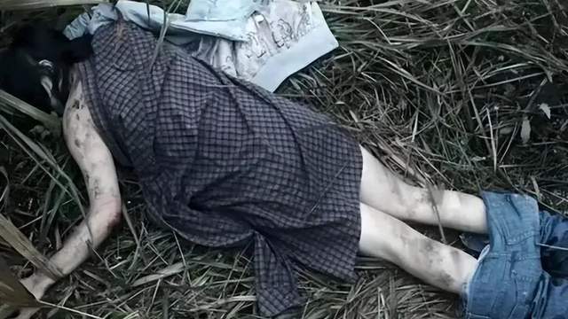 戴上耳机后,一些诡异背景音的适时出现,更让整部作品观感往恐怖片上靠