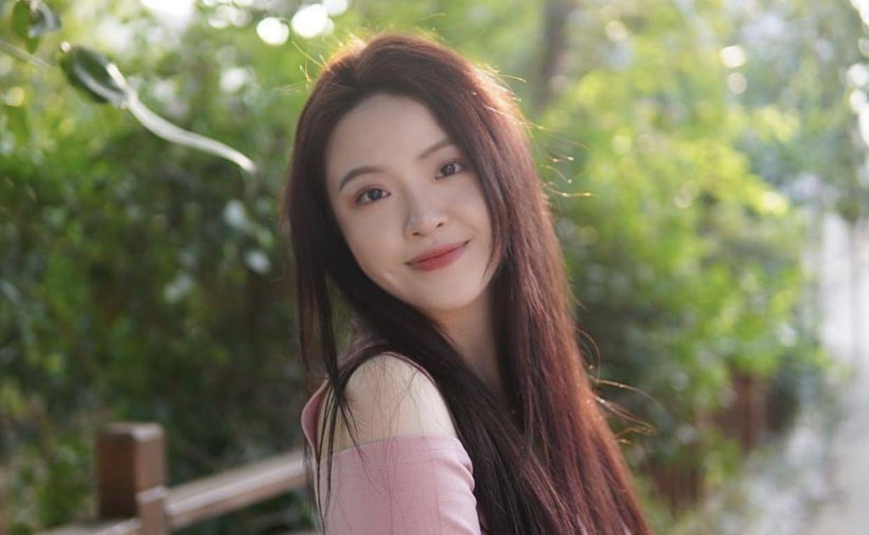 华谊千金王文也晒度假照,穿内衣秀事业线,曾嘲他人是农民惹争议