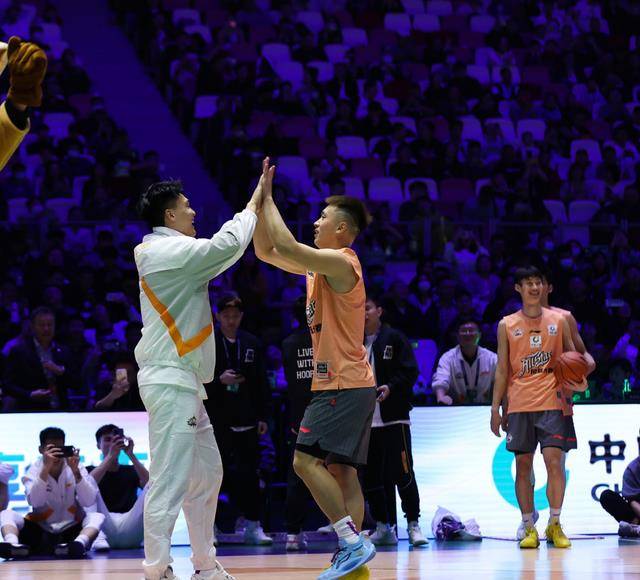 身高1.79米的杨浩带着中国人寿外卡出战扣篮大赛.