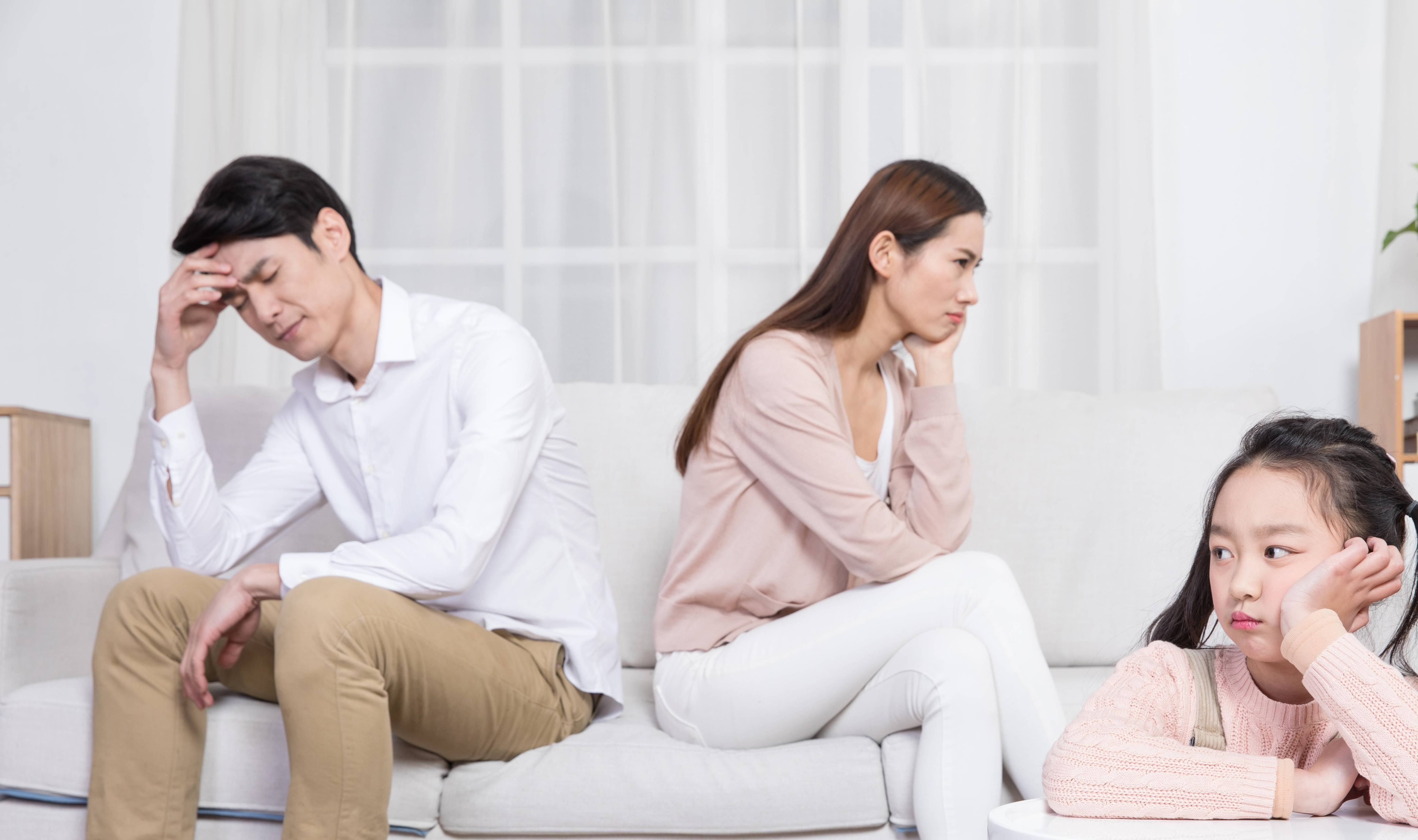 从不吵架的父母太少,别让两人矛盾三角化,才能避免孩子少受伤_夫妻