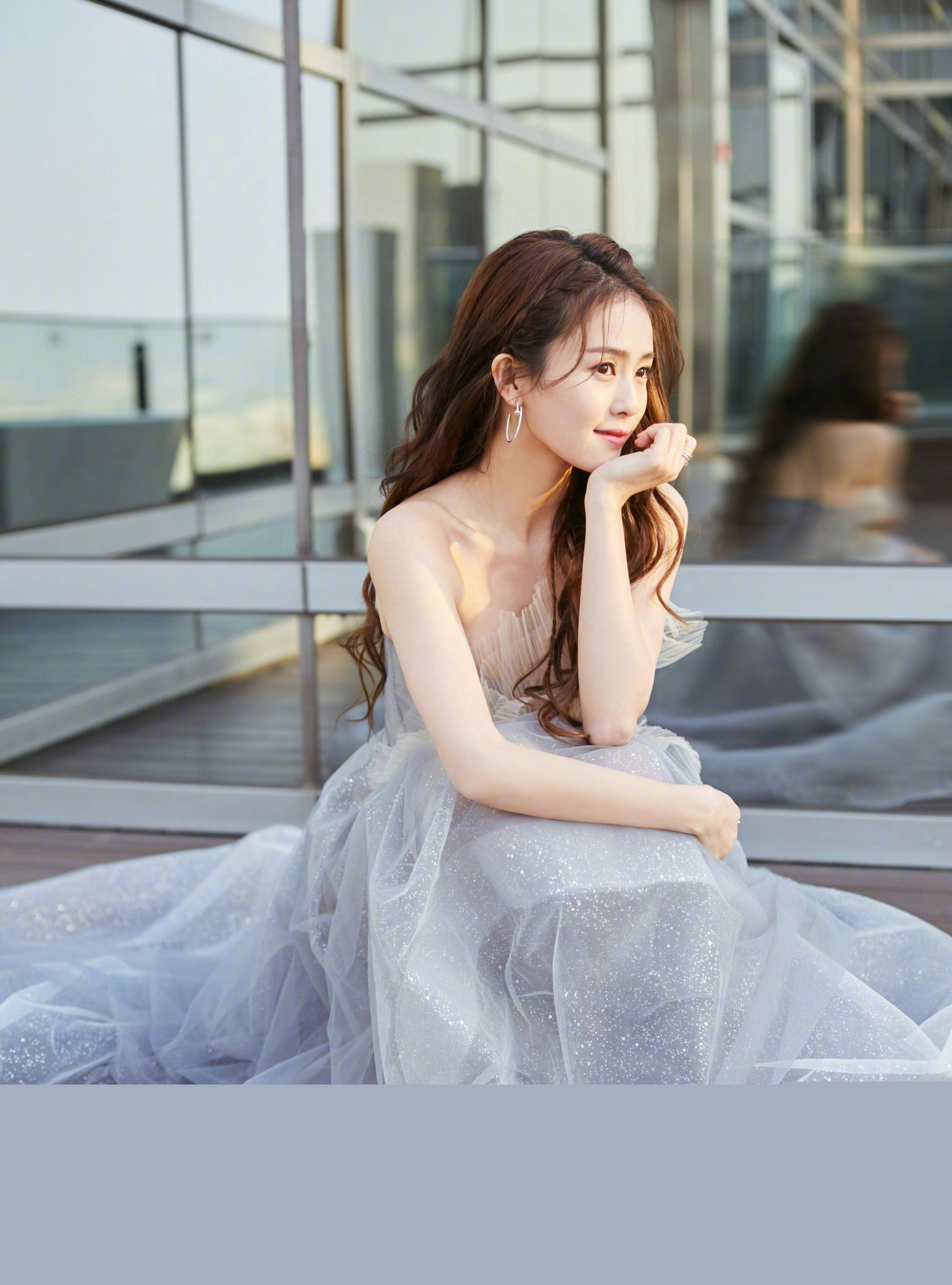 装美走一波,白鹿穿美粉色睡衣晒自拍,双马尾很是俏皮可爱!