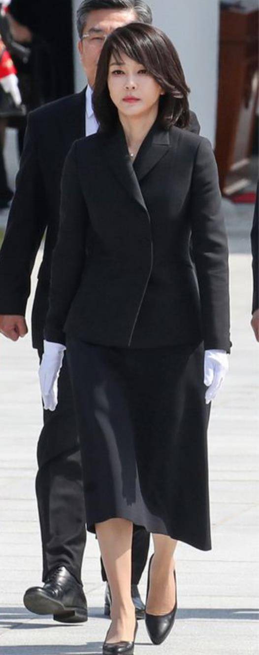 穿搭tips:纯黑色连衣裙优点:正式气氛韩国第一夫人选择的裙子无意强调