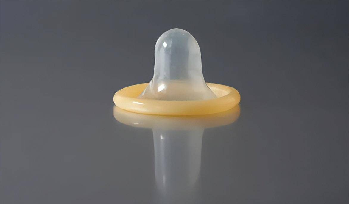 总结:对于已婚人群来说,"避孕套"几乎已成为生活的"必需品",虽然上文