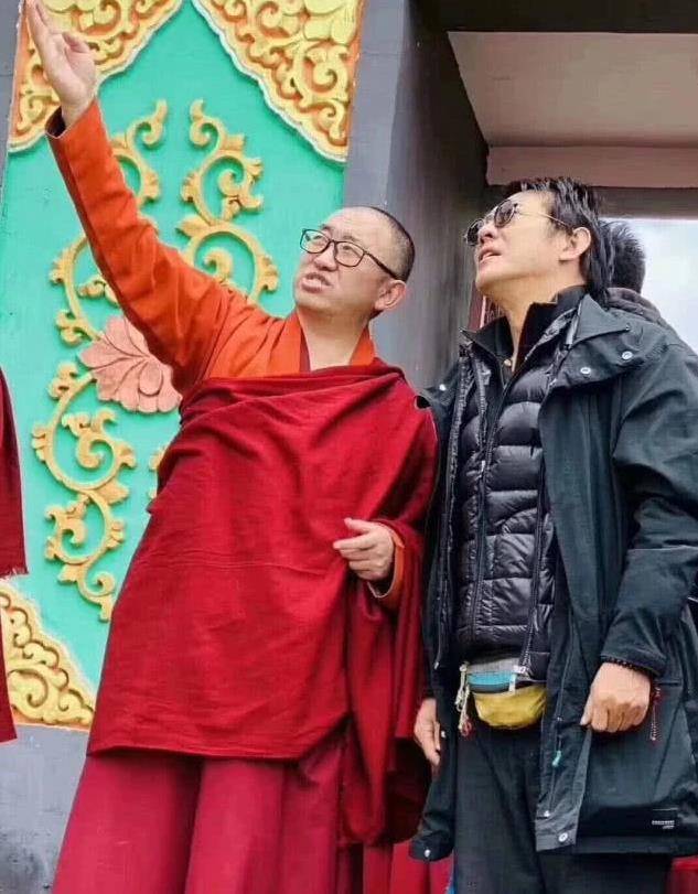 李连杰56岁近照曝光,现身寺庙虔诚朝拜,一头油腻发屑俭朴着装_巨星