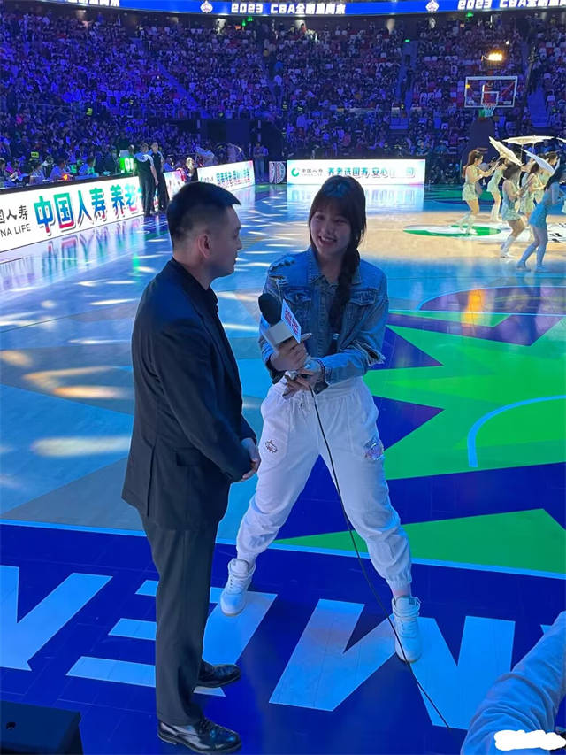 女篮美女一姐合影女排队花,两位仙女的腿太长真养眼_李月_张常宁_身高