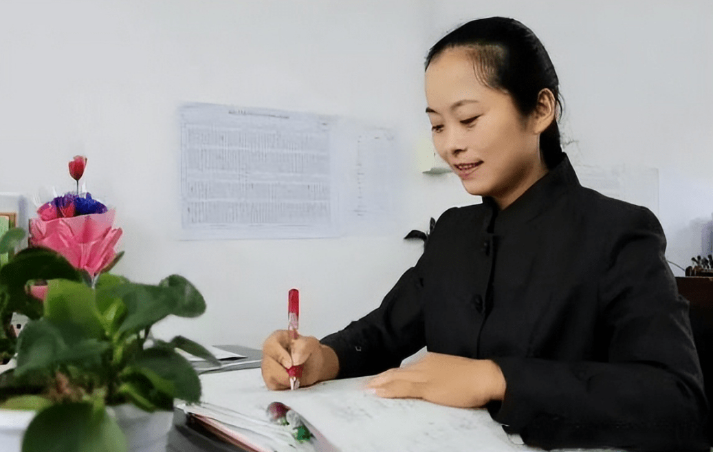 乡村代课女老师手写教案引热议,工整又规范,不输当代书法家_工作_教学