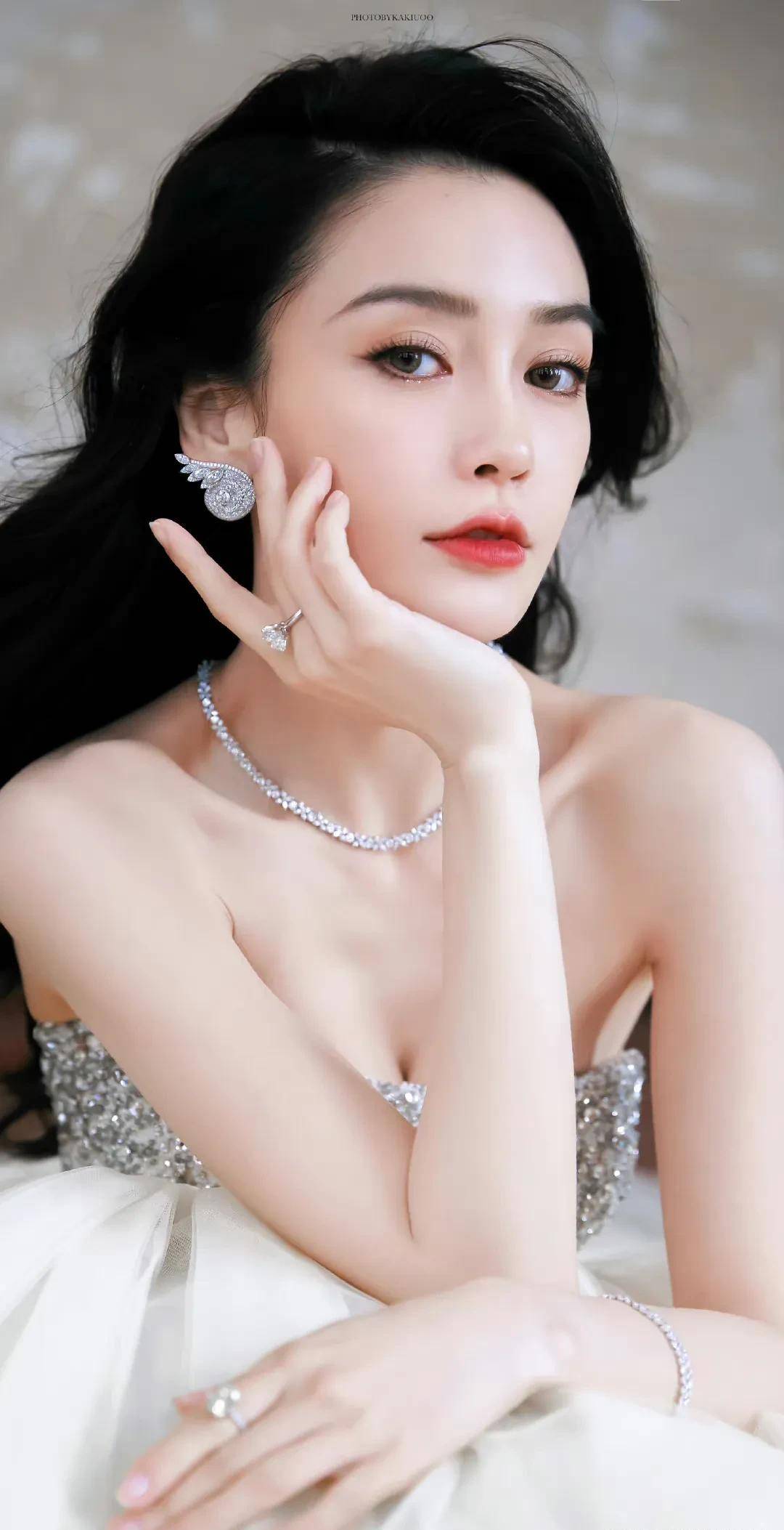 微博之夜angelababy一身白色抹胸裙化身童话世界的公主,美丽动人