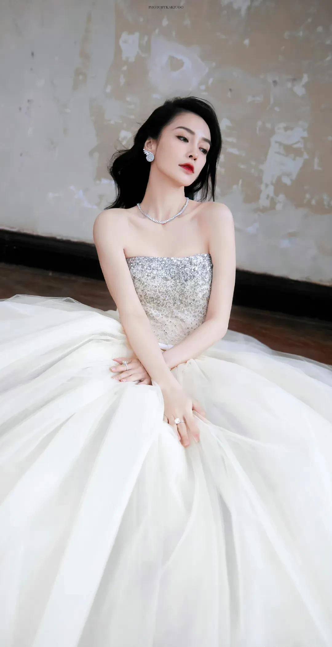 微博之夜angelababy一身白色抹胸裙化身童话世界的公主,美丽动人_活动