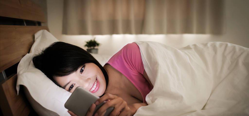 一般多见于睡前总要玩一玩手机,追剧,刷抖音的人,有没有觉得,躺在床上