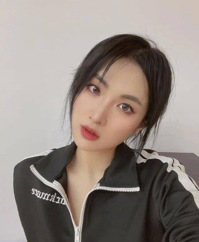 让自己的女儿去自由的选择,无论她选择当明星,还是选择回归华为