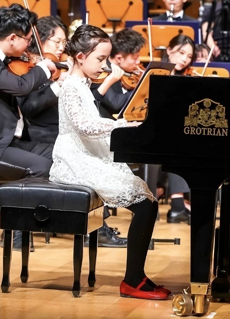 孙莉陪小女儿钢琴演出被偶遇 妹妹获专业乐团伴奏 气质出众像黄磊
