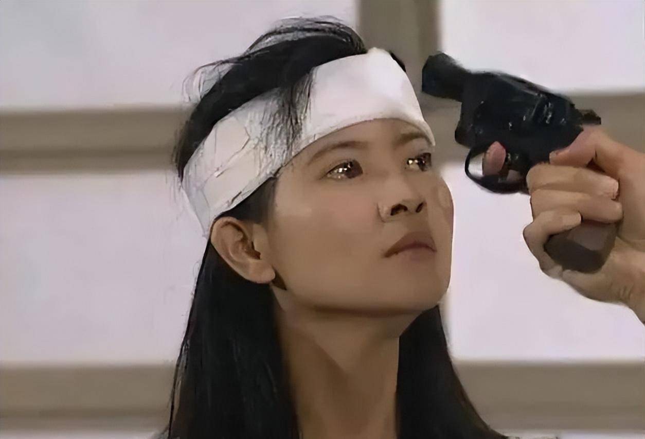 1992年,她出演的《大时代》,至今仍是港剧的代表作之一,不仅收视率高