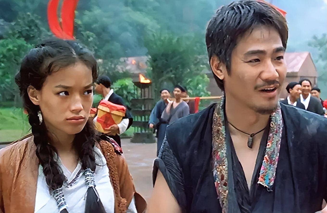 背书包独自出行无助理,大赞班次很准时_尹扬明_发展_内地