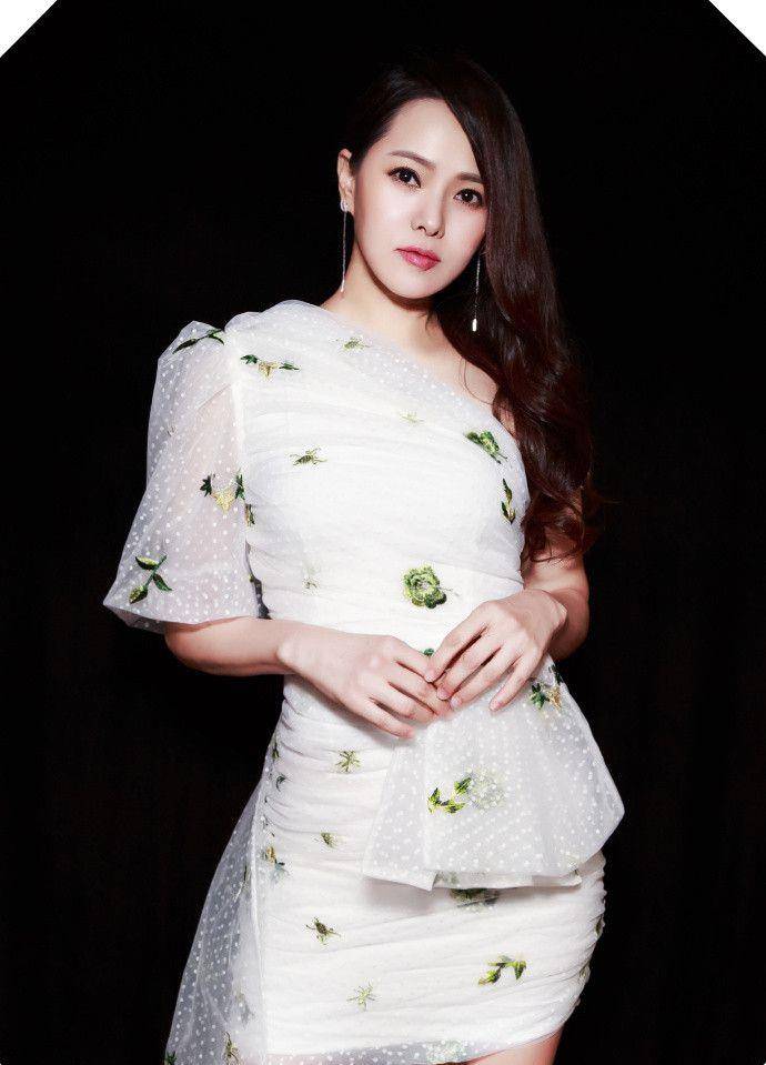 伊能静50岁状态仍无敌,穿粉色裙美成仙,普通人不敢想_连衣裙_少女