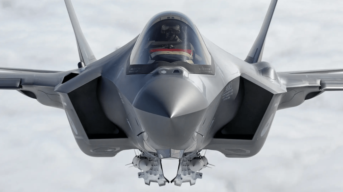 f-35戰鬥機升級彈倉,隱身模式可帶6枚導彈,將與殲-35一較高下?