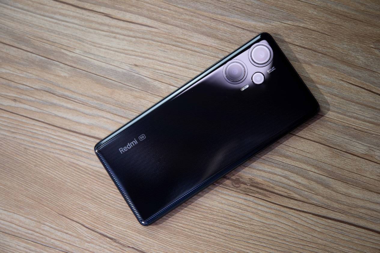 5d第五代康宁大猩猩玻璃,同时也采用了类钻排列,分辨率为2400*1080