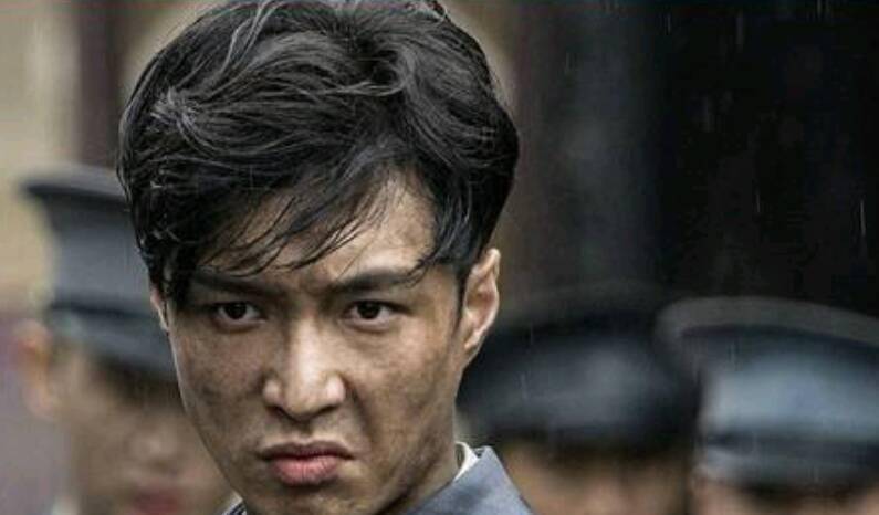 就拿建军大业这种类型的电影来说,按道理是适合一些专业演员跟老戏骨