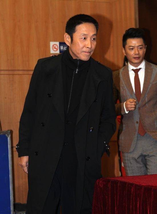 67岁陈道明断崖式衰老!白发根根分明,小麦肤穿中山装爷爷范十足!