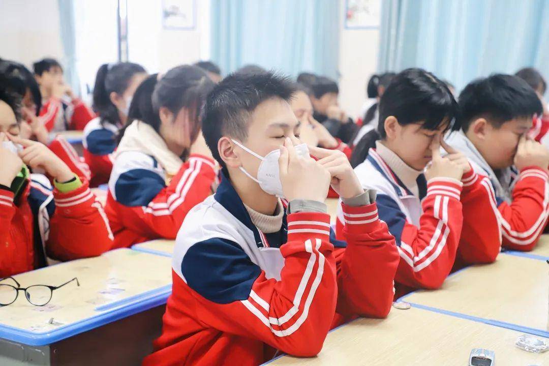 文明校园风采展新化县芙蓉学校师生眼保健操比赛_进行了_动作_穴位