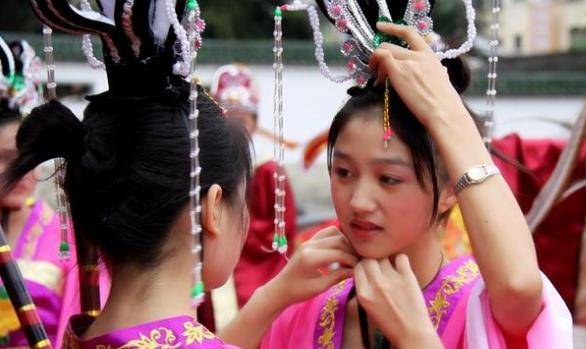 原创            古代为什么把没结婚的少女叫黄花闺女？开面、盘头又是怎么回事？-为什么称未婚妇女为黄花姑娘