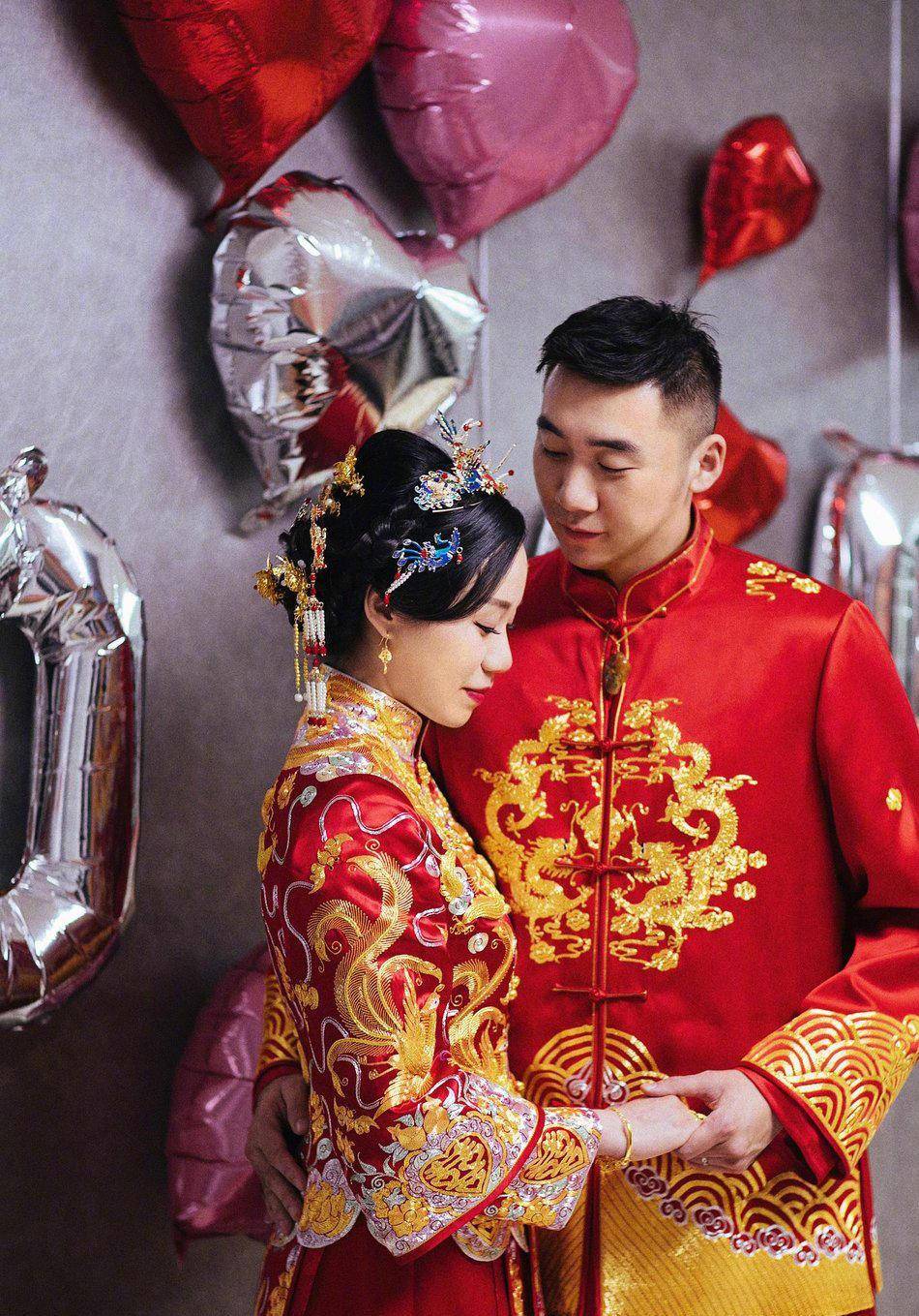 国羽冠军赵芸蕾洪炜大婚,穿中国风婚礼服真华贵,真是郎才女貌!