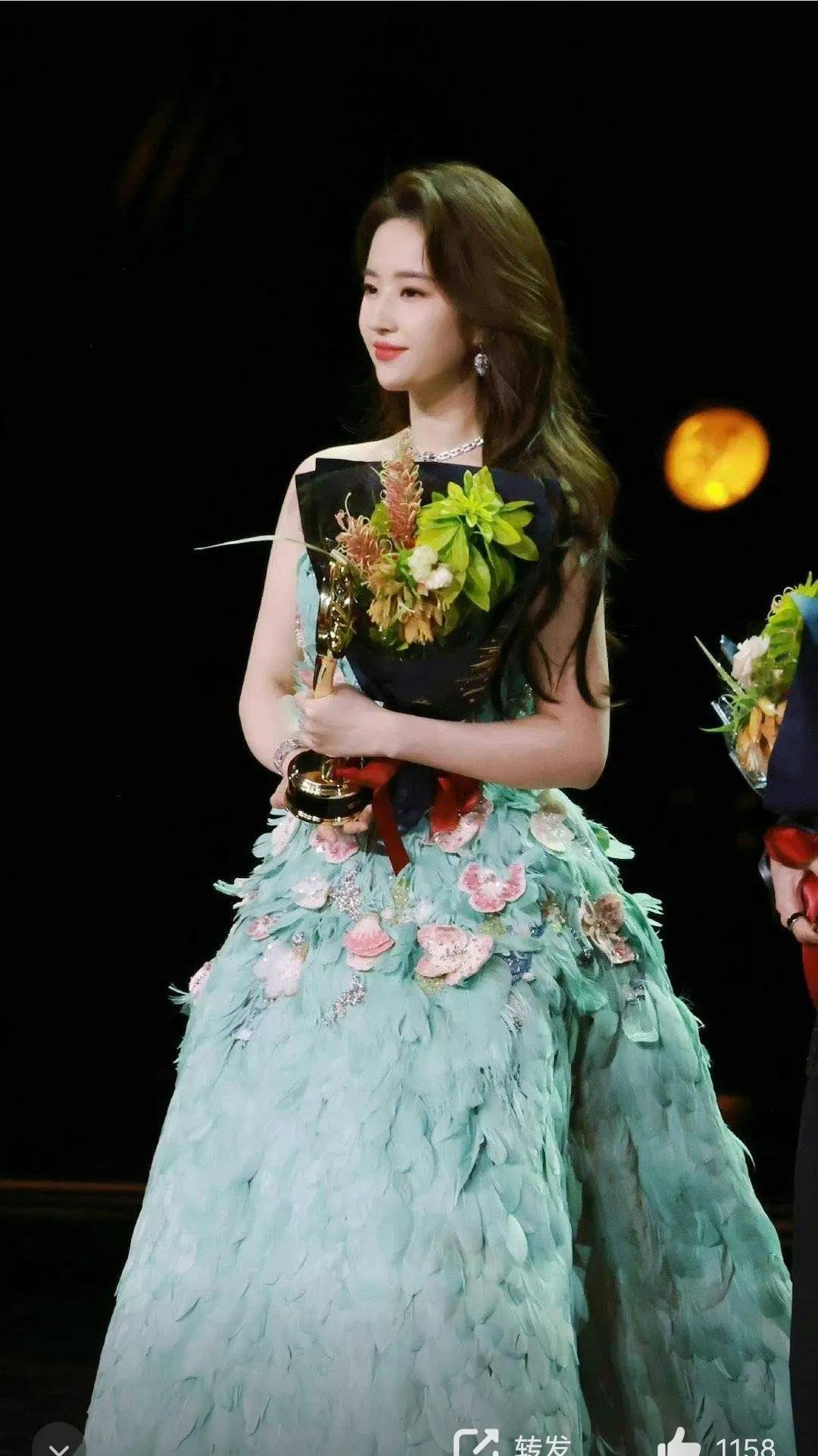 刘亦菲微博之夜美照_高定_全球_孔雀