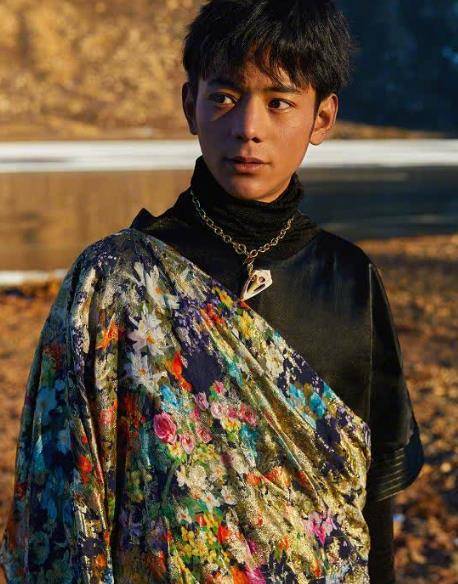 丁真之后,甘孜文旅局局长也帅出圈,网友:又使美男计?_大叔_旅游_帅哥