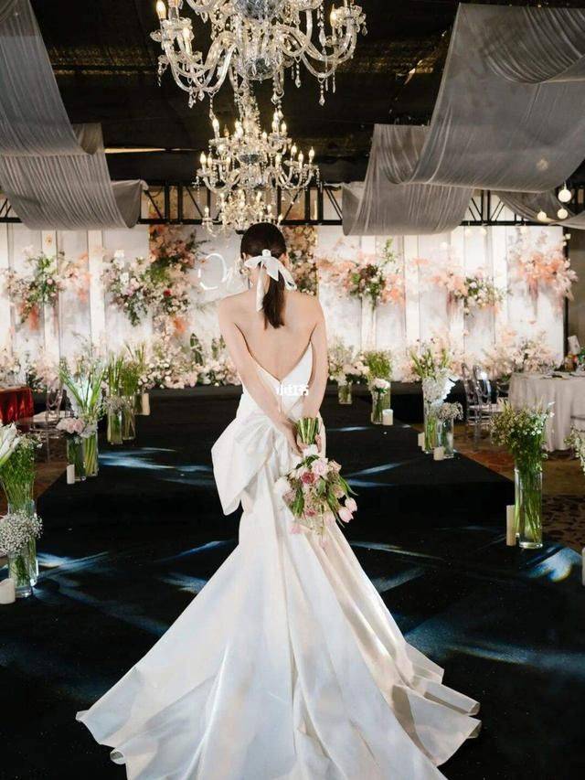 贵州贵阳:男子晒离婚证,结婚证惊呆网友,摆满民政局的长桌_先生_问题