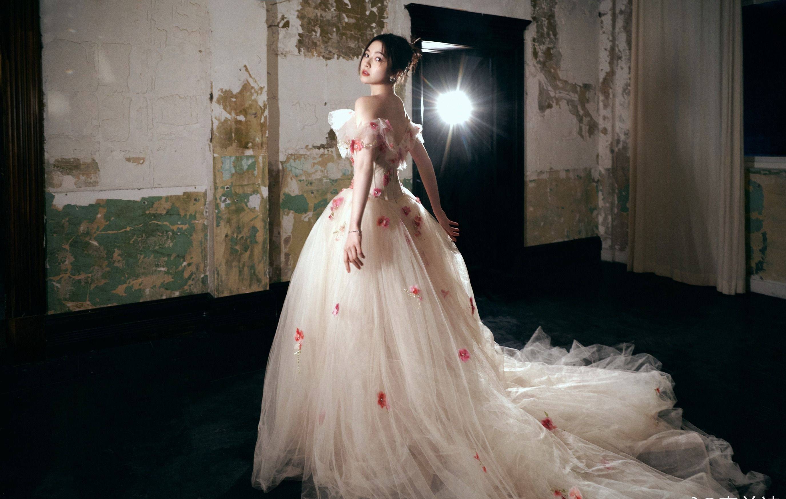 李兰迪齐胸白色纱裙性感写真_透视_长裙_网友