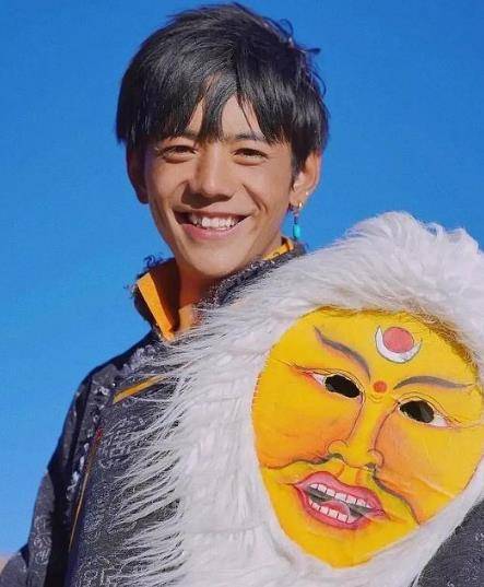 丁真之后,甘孜文旅局局长也帅出圈,网友:又使美男计?_大叔_旅游_帅哥