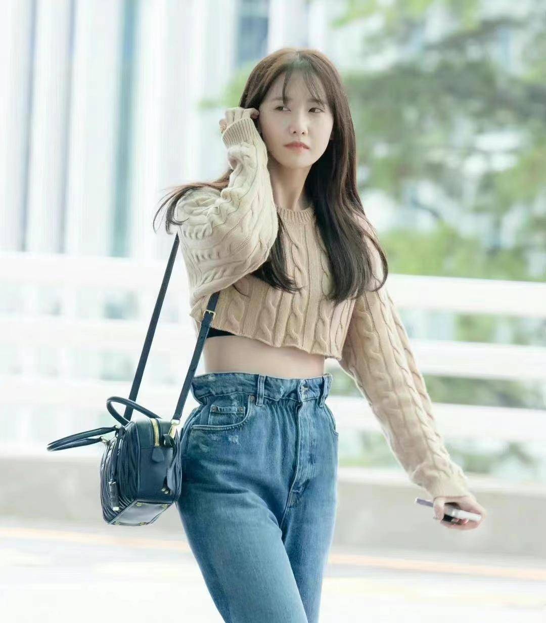 林允儿腰太细了吧?露脐针织毛衣搭阔腿裤,时髦又显个性