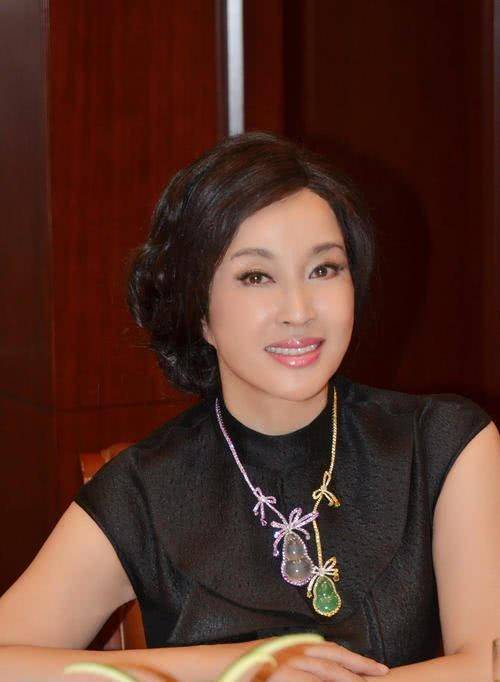 红了30年的刘晓庆,曾不听话422天,如今65岁出镜再一次"翻车"_直播