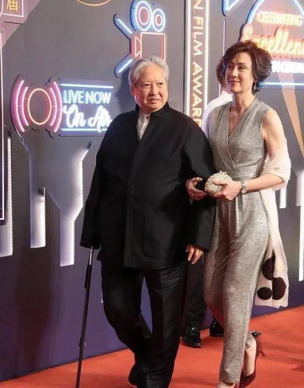 通过洪金宝和高丽虹的合照可以看得出来,洪金宝因为常年工作的原因
