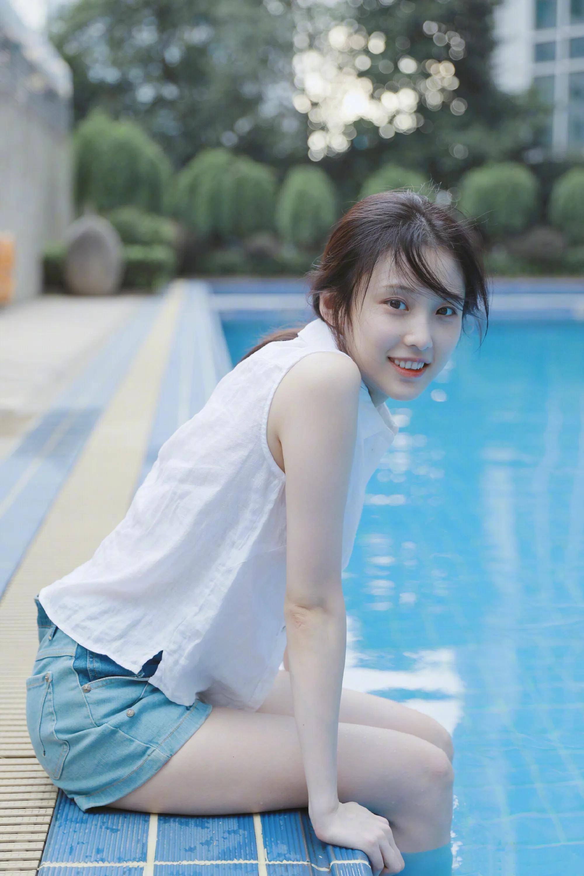 谋女郎张慧雯,泳池边清纯写真～_照片_感觉_头发