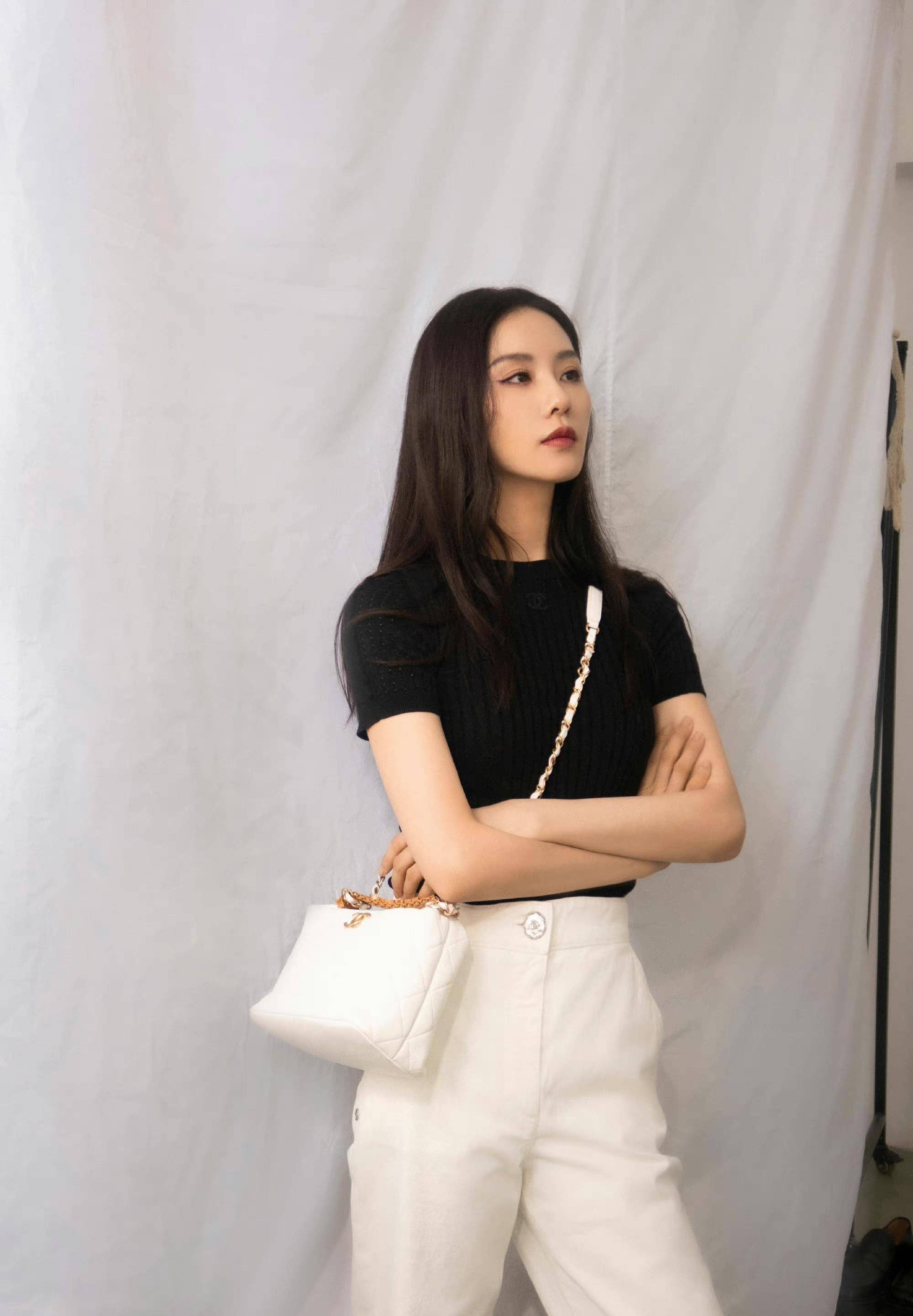 刘诗诗紫色碎花裙庆中秋,绑带设计大秀美背,袅袅婷婷气质出众_造型