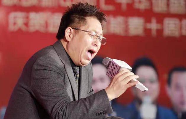 第一任妻子知书达礼,做事井井有条,两个人又是门当户对郎才女貌.