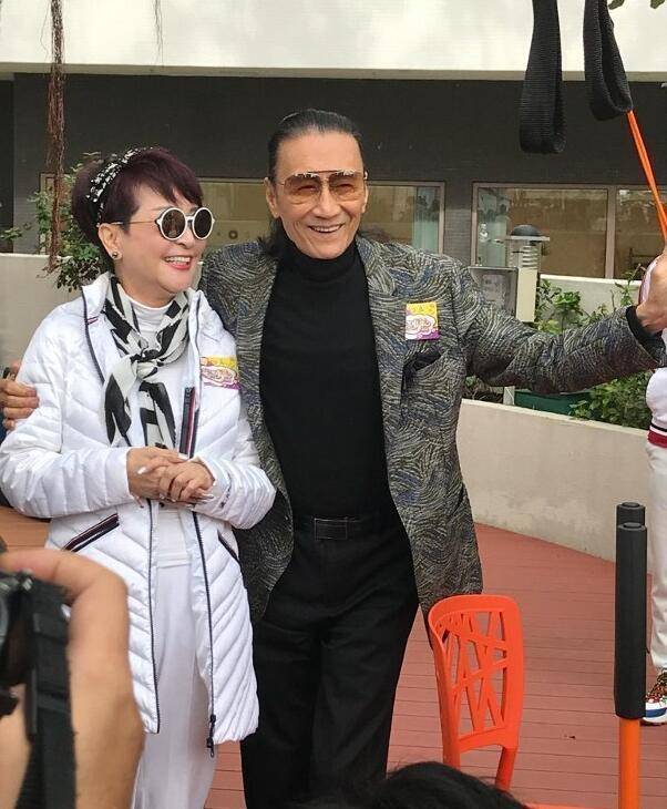 谢贤与前妻狄波拉一同出席活动,亲密热聊很开心,两人手挽手合影_节目