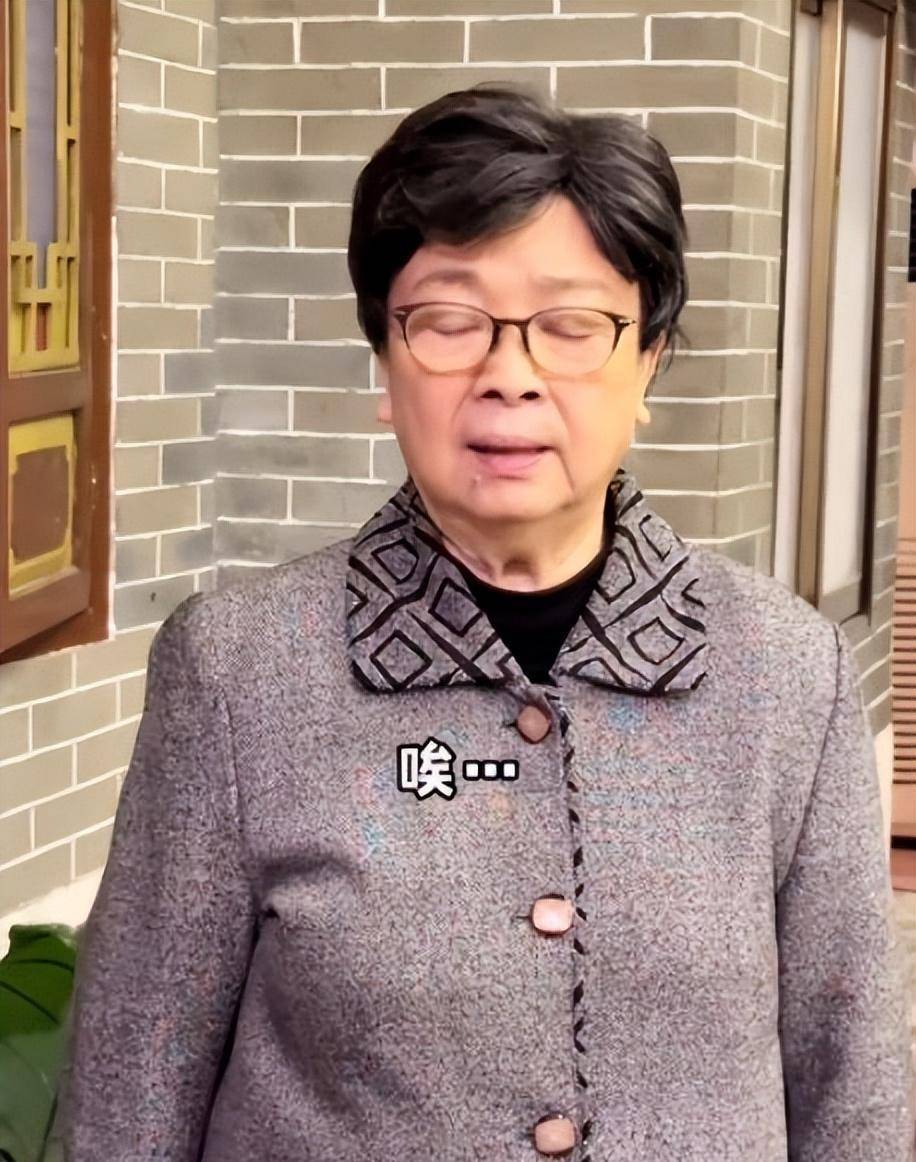 "康婶"入戏太深,种种不舍让人心痛,广东网友:别要再演下去了_康伯