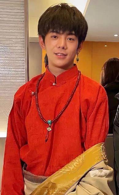 丁真之后,甘孜文旅局局长也帅出圈,网友:又使美男计?_大叔_旅游_帅哥
