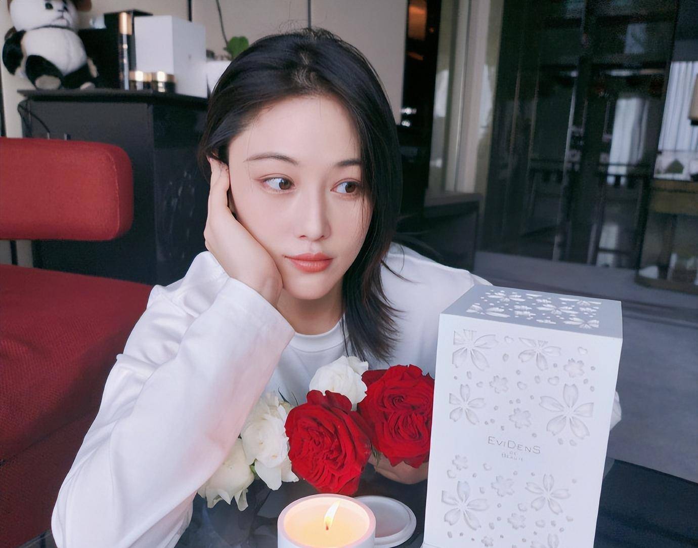 张馨予晒生日照,老公何捷夸她秀恩爱,给老婆送玫瑰花仪式感十足_网友