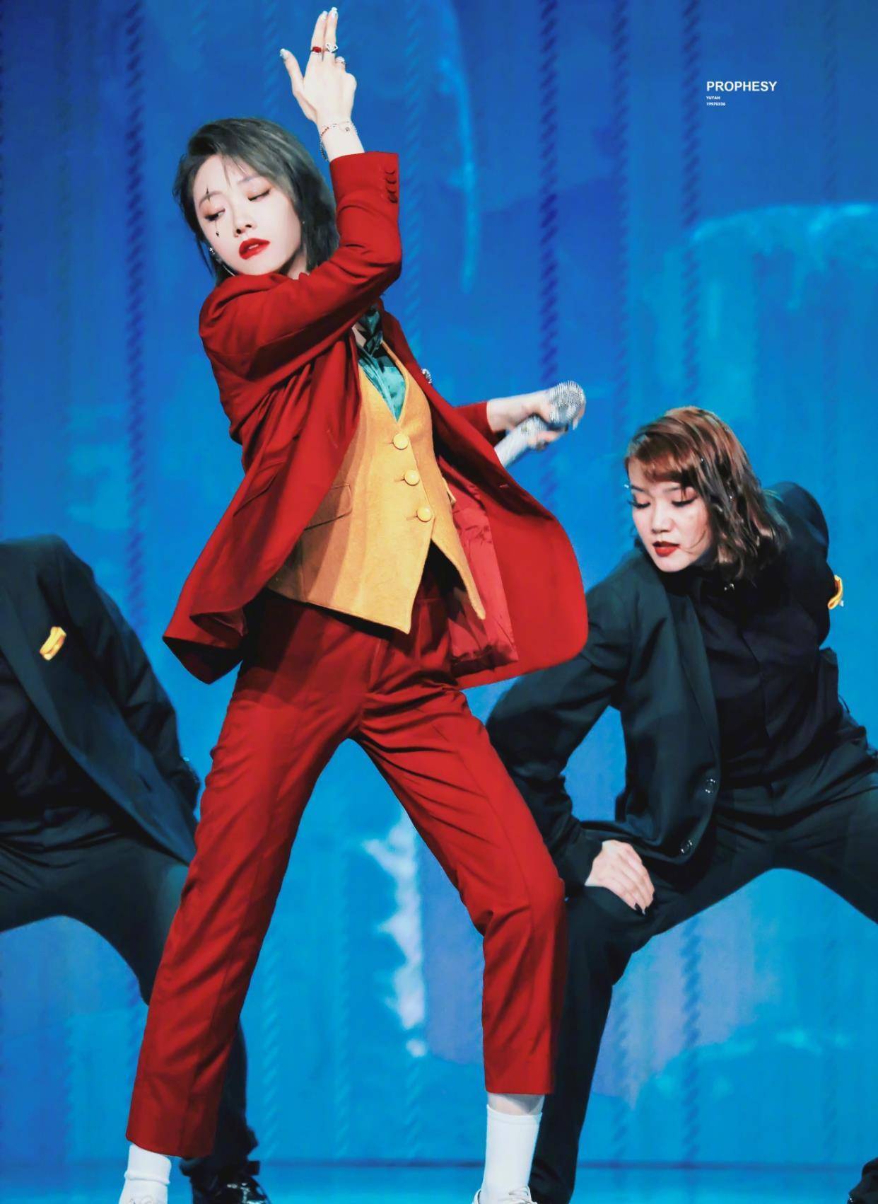 喻言小丑造型又甜又酷,状态太绝了_显得_舞动着_整体