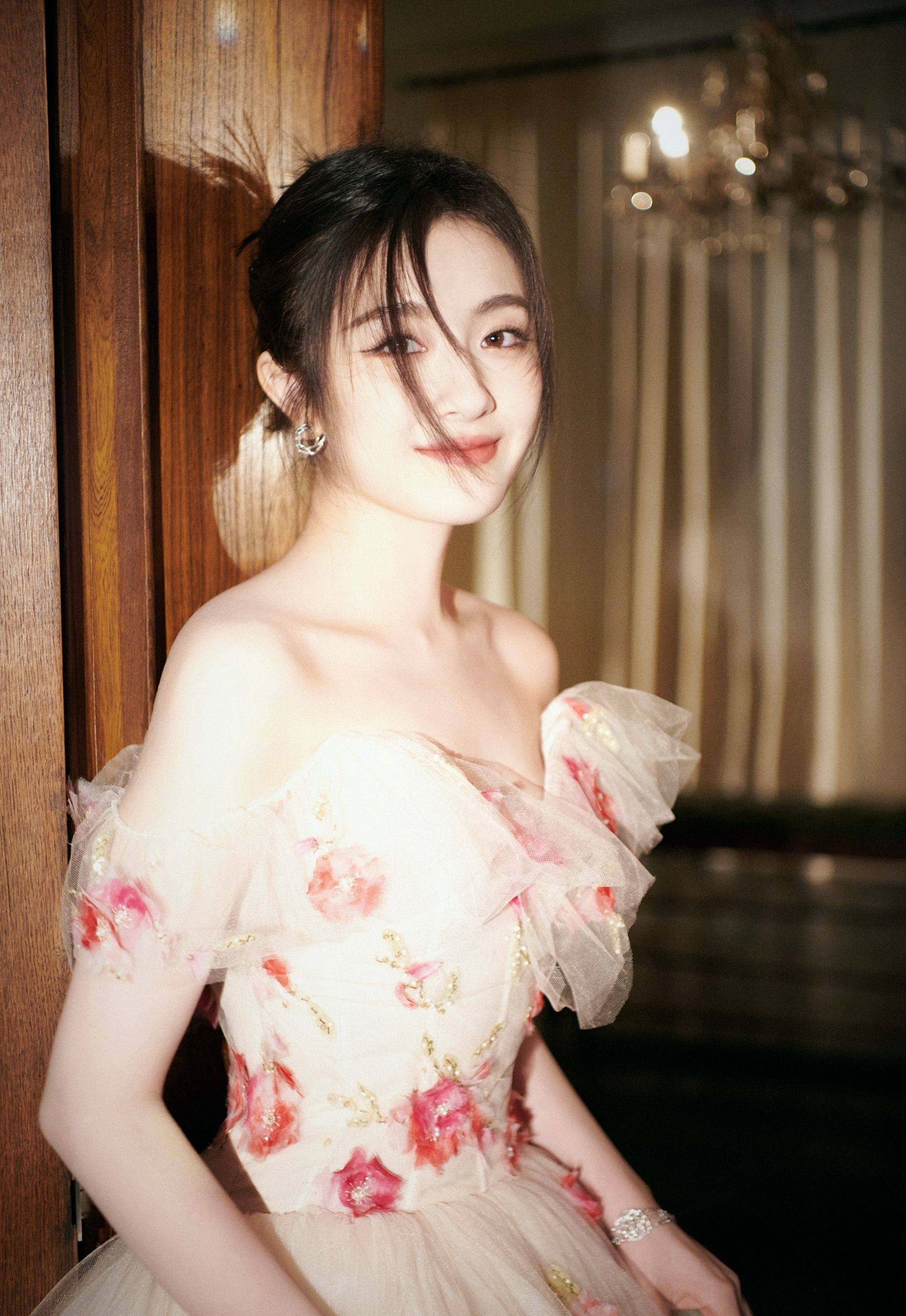 李兰迪齐胸白色纱裙性感写真_透视_长裙_网友