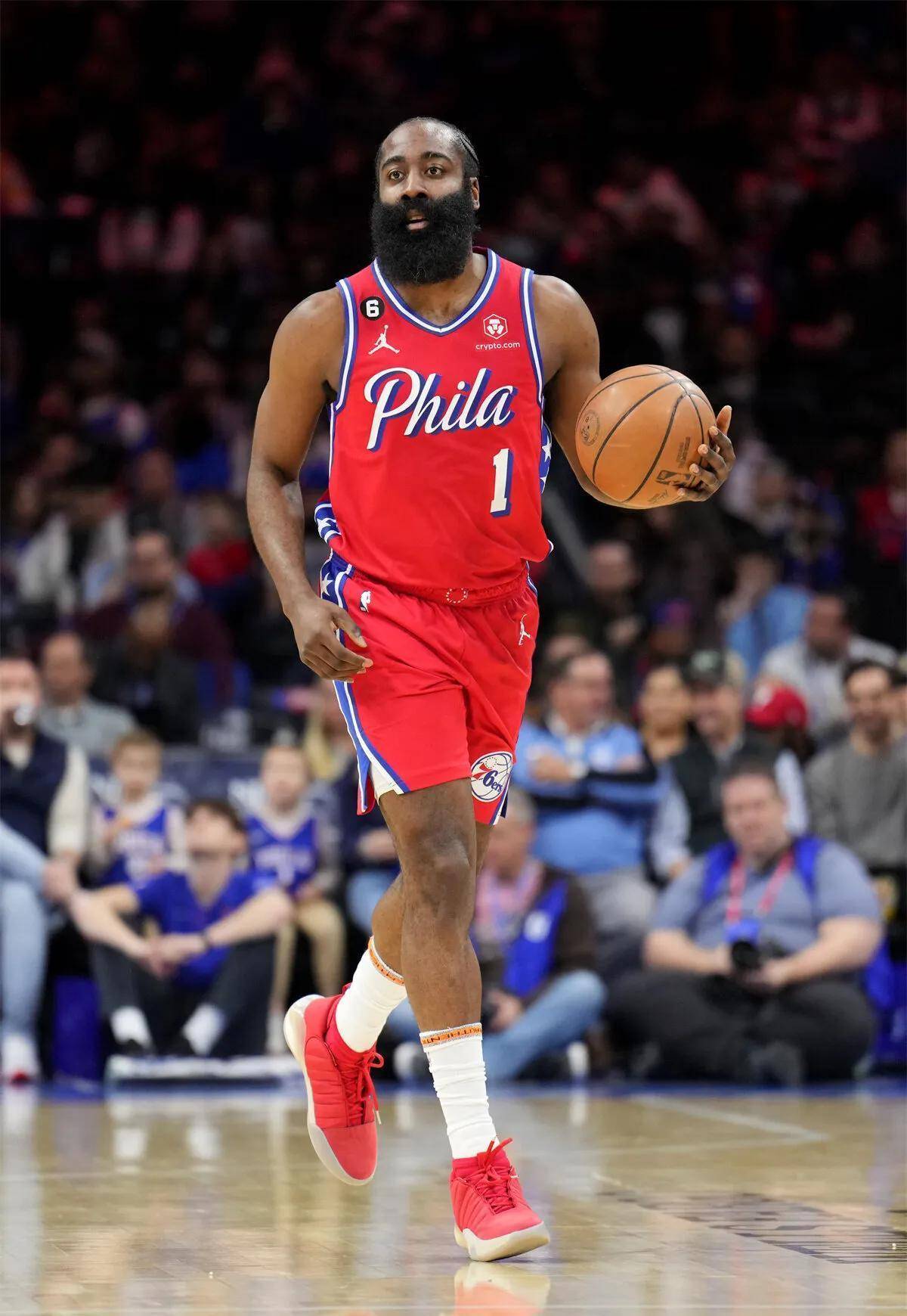 5,76人队会退役哈登的1号球衣,当然火箭队肯定也会退役哈登的13号球衣